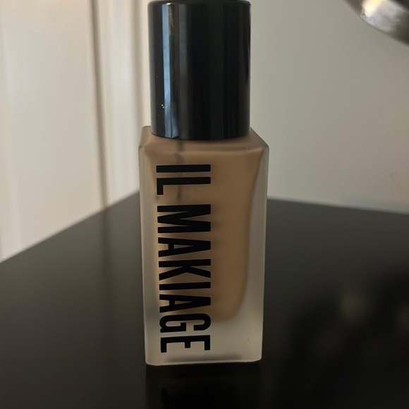 IL MAKIAGE Other - Il Makiage woke up like this foundation 060
